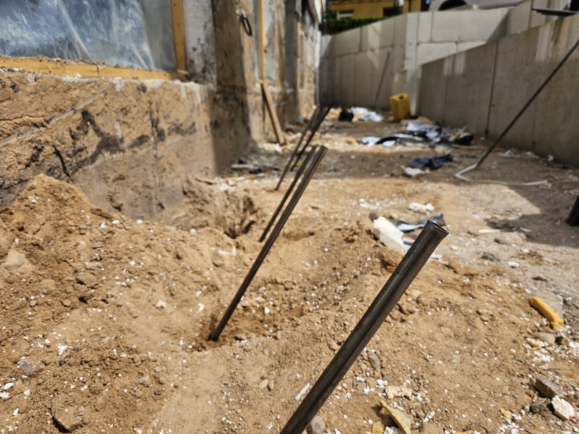 Geopolymer injection tubes for foundation stabilisation