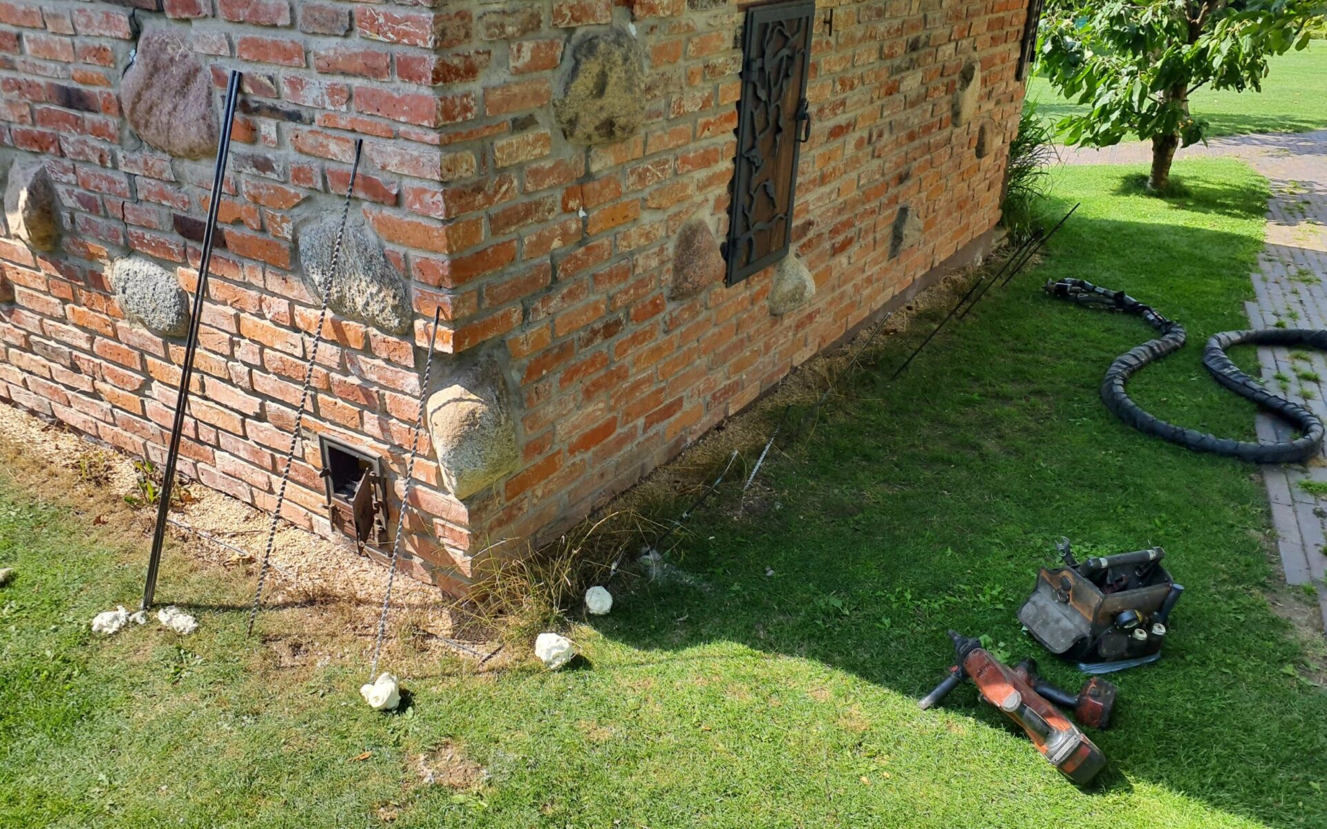 Controlled geopolymer injection for historic foundation stabilisation
