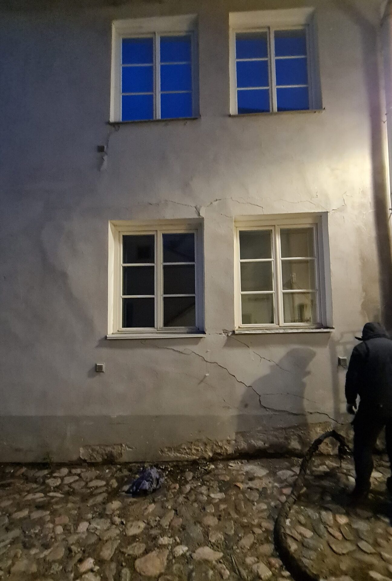 Crack monitoring during foundation settlement assessment