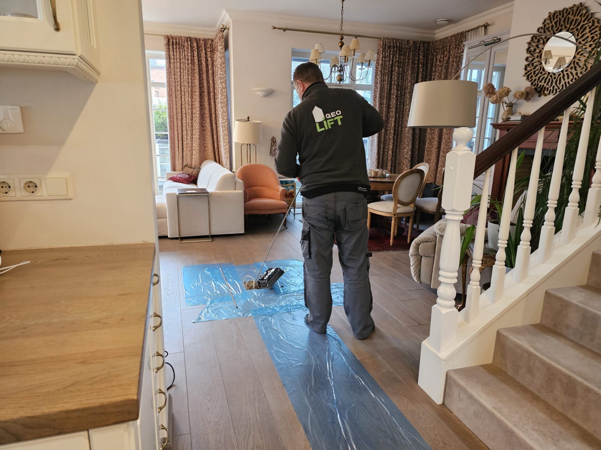 Floor lifting with laser level monitoring and geopolymer injection